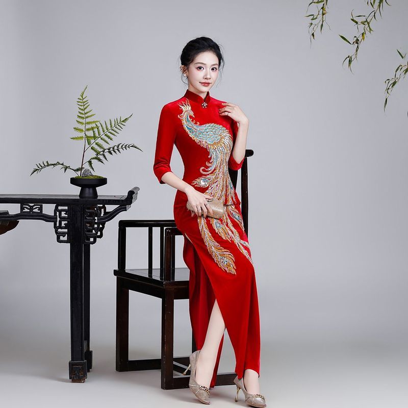 ชุดฉางซามปี 2026 สไตล์คุณภาพพรีเมียม เหมาะสำหรับแม่เจ้าสาวในงานพิธีแต่งงาน โทนสีแดงแบบฟินิกซ์ ประดับลายกำมะหยี่ - รูปที่ 6