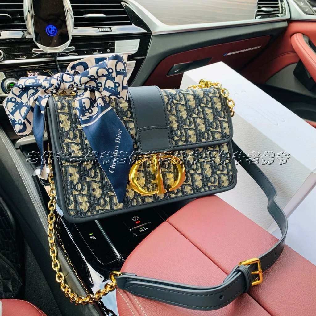 กระเป๋า Dior 30Montaigne Oblique สไตล์หรูกันน้ำ มาพร้อมสายสะพายและสายคล้องคอ