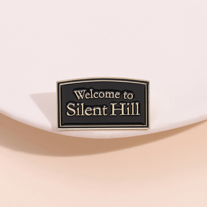 เข็มกลัดเกมภาพยนตร์ Silent Hill Horror "ยินดีต้อนรับ To Silent Hill" ข้อความป้ายโลหะเครื่องประดับของ