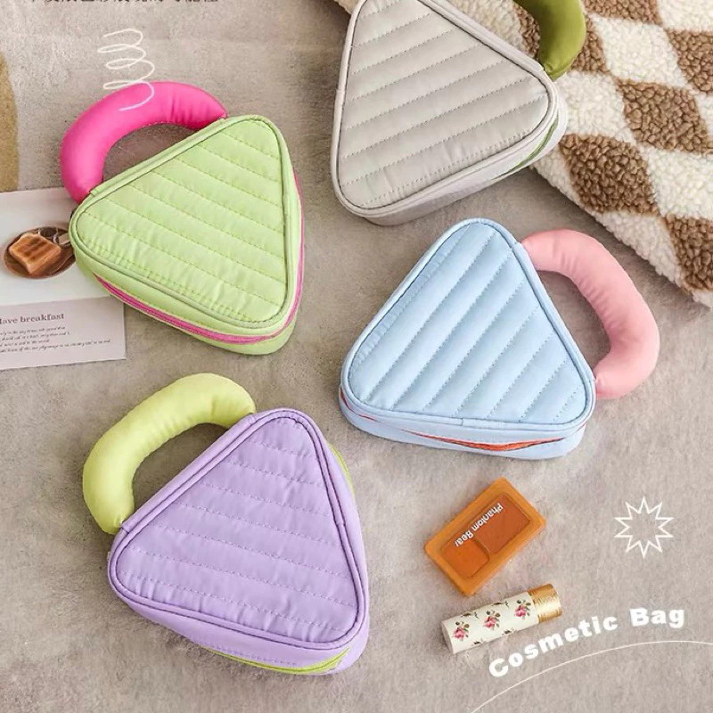 SUPER MSHOP กระเป๋าแต่งหน้าสามเหลี่ยมแบบพกพา | กระเป๋าเครื่องสําอางสําหรับเดินทางซิปหนาน่ารักและใช้ง