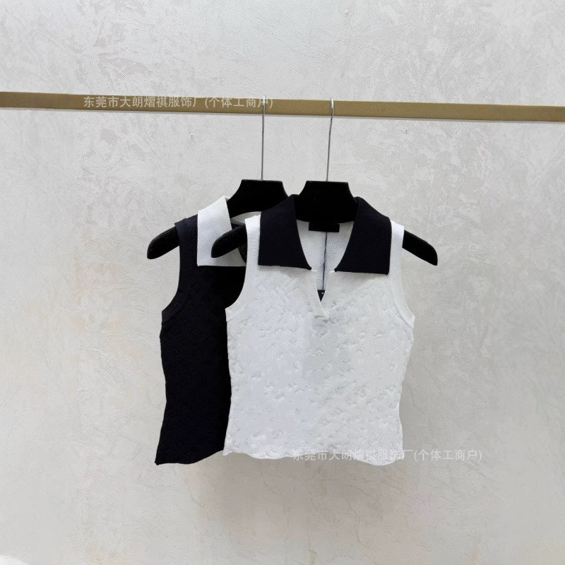 45RI 1v  26Early Spring New Two-tone lapel knitted sweater with monogram lettering