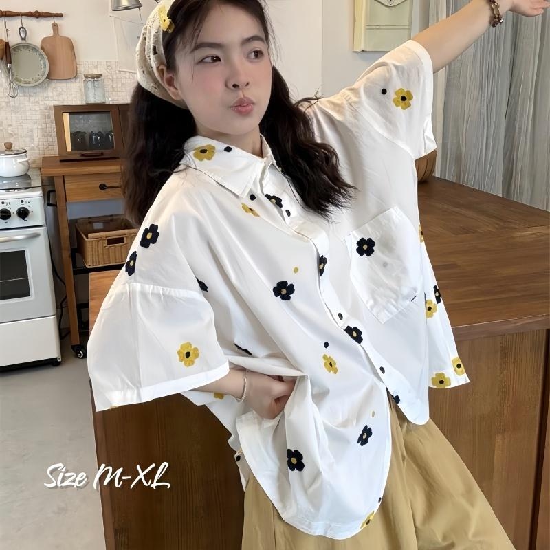Dode เสื้อเชิ้ตแขนสั้นสำหรับผู้หญิงสไตล์ฝรั่งเศสตัวนี้ โดดเด่นด้วยงานปักลายดอกไม้ที่ละเอียดอ่อน และทรงหลวมใส่สบายW718