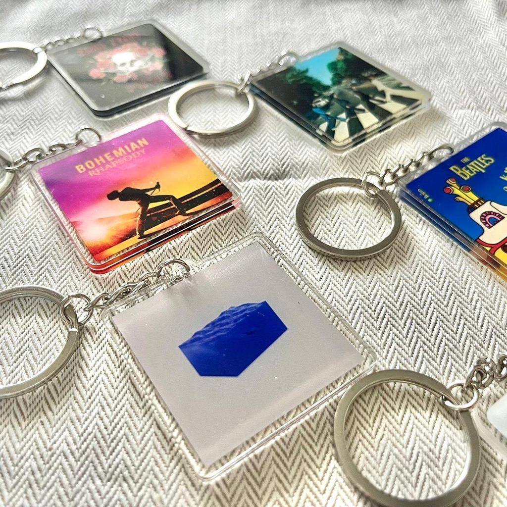 พวงกุญแจอัลบั้มวงดนตรี รวม The Beatles, Queen, และอื่น ๆ พร้อมสต็อก