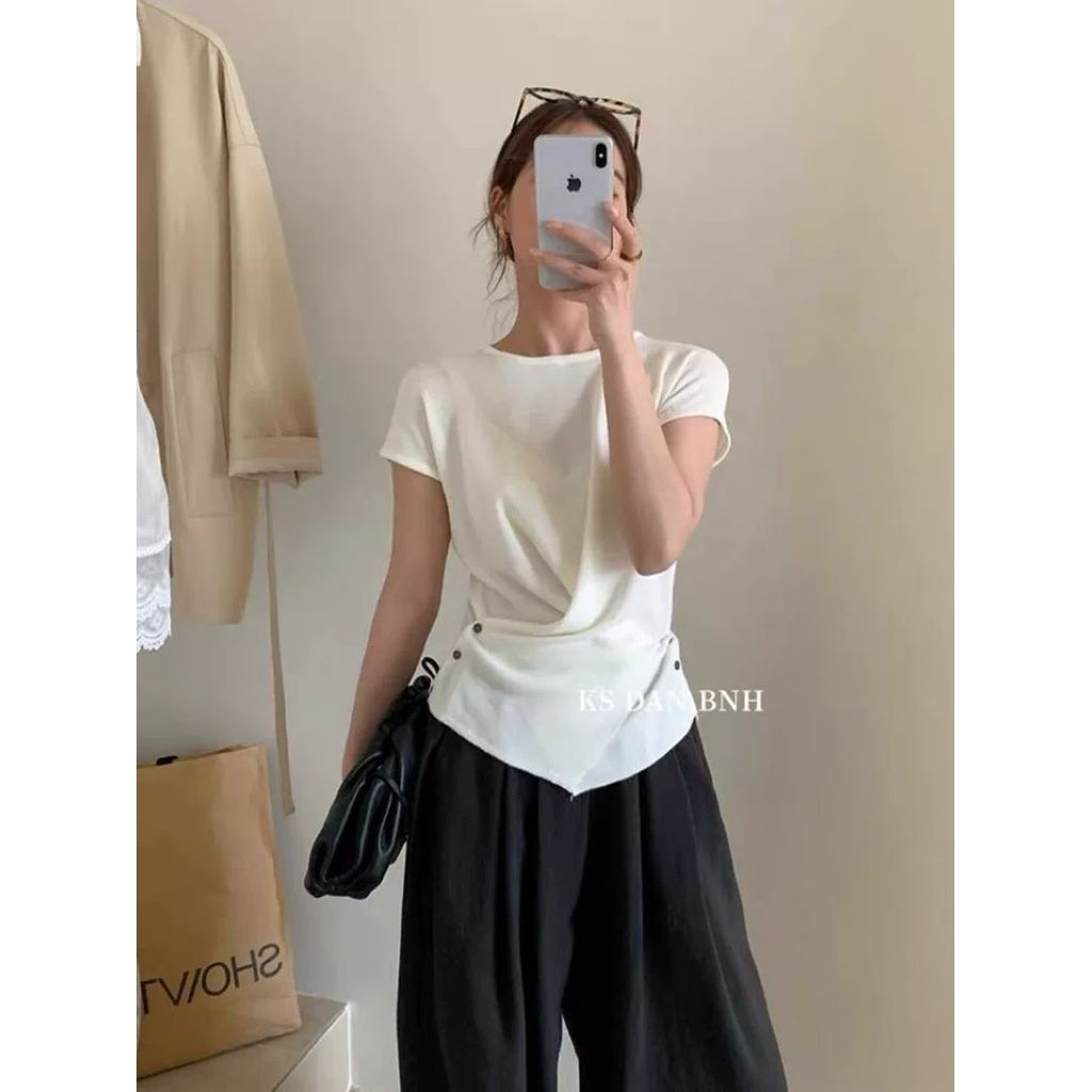 เสื้อแขนระบายแบบคอกลม สำหรับฤดูร้อน มีการออกแบบปุ่มไขว้ไม่สม่ำเสมอ