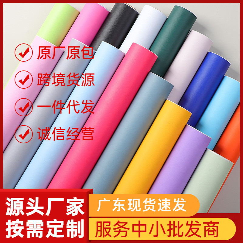 วอลล์เปเปอร์ติดด้วยตนเองกันน้ําความชื้นวอลล์เปเปอร์พื้นหลังห้องนอนสีขาวสติกเกอร์ทันทีสติกเกอร์สีทึบพร้อมสต็อกอย่างรวดเร็ว