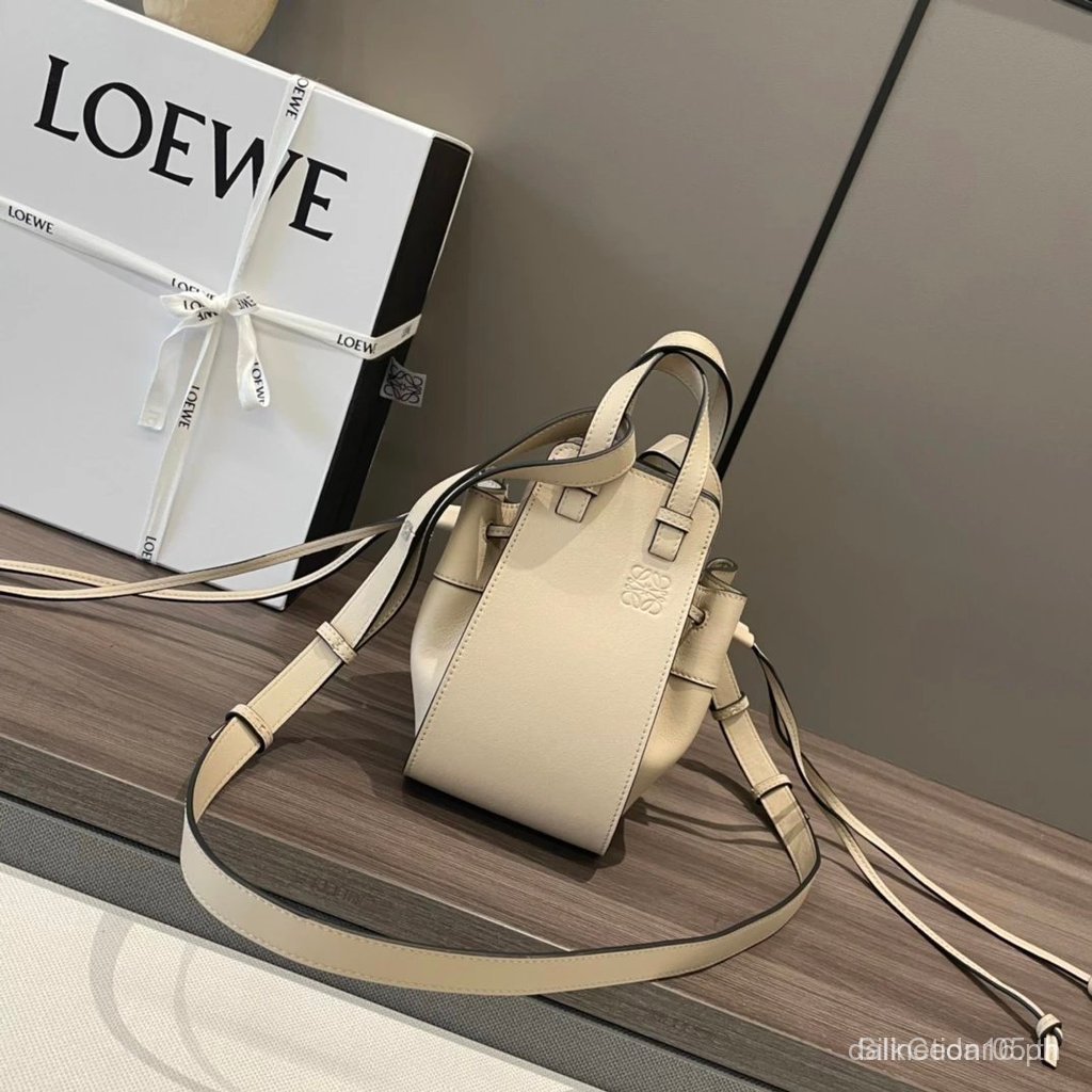 LOEWE Luojia Bags กระเป๋าเมينิ สีใหม่ ผลิตจากหนังลูกวัว ออกแบบสำหรับใช้งานได้สองด้าน ปิดเปิดด้วยซิป 