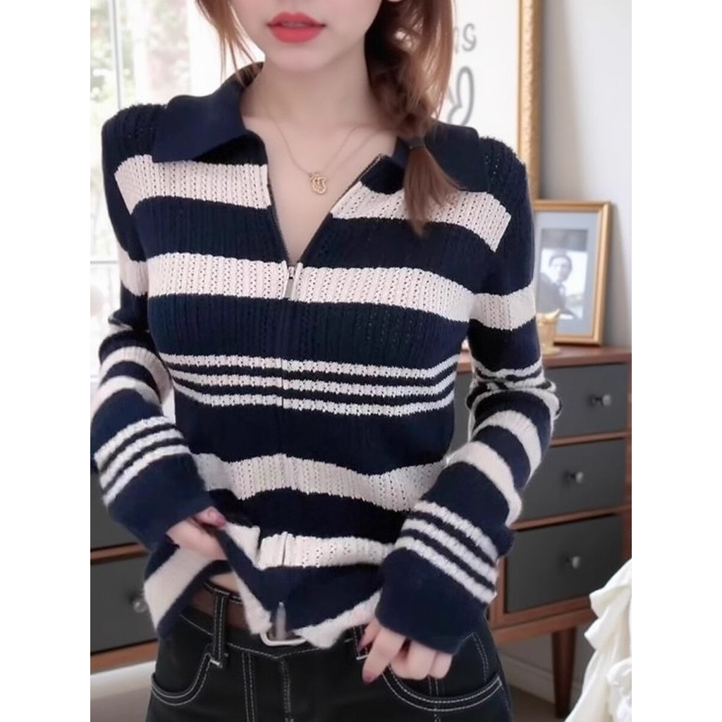 เสื้อโปโลวัสดุแว็กซ์นุ่ม มีลวดลายคอนทราสต์และกระดุมคอแบบเรโทร สไตล์ทันสมัย เหมาะสำหรับฤดูใบไม้ผลิ อั