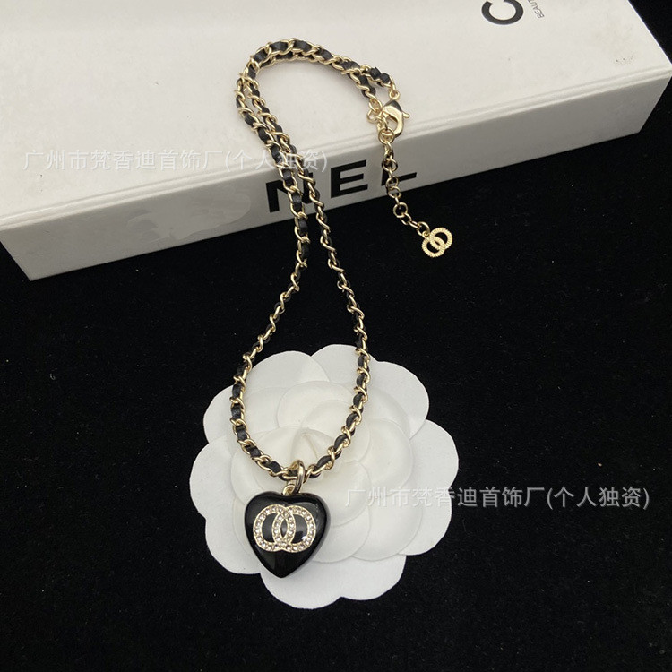 VLN Love Wear สร้อยคออารมณ์แฟชั่น สำหรับหญิง มีโซ่หนังและกระดูกไหปลาร้า