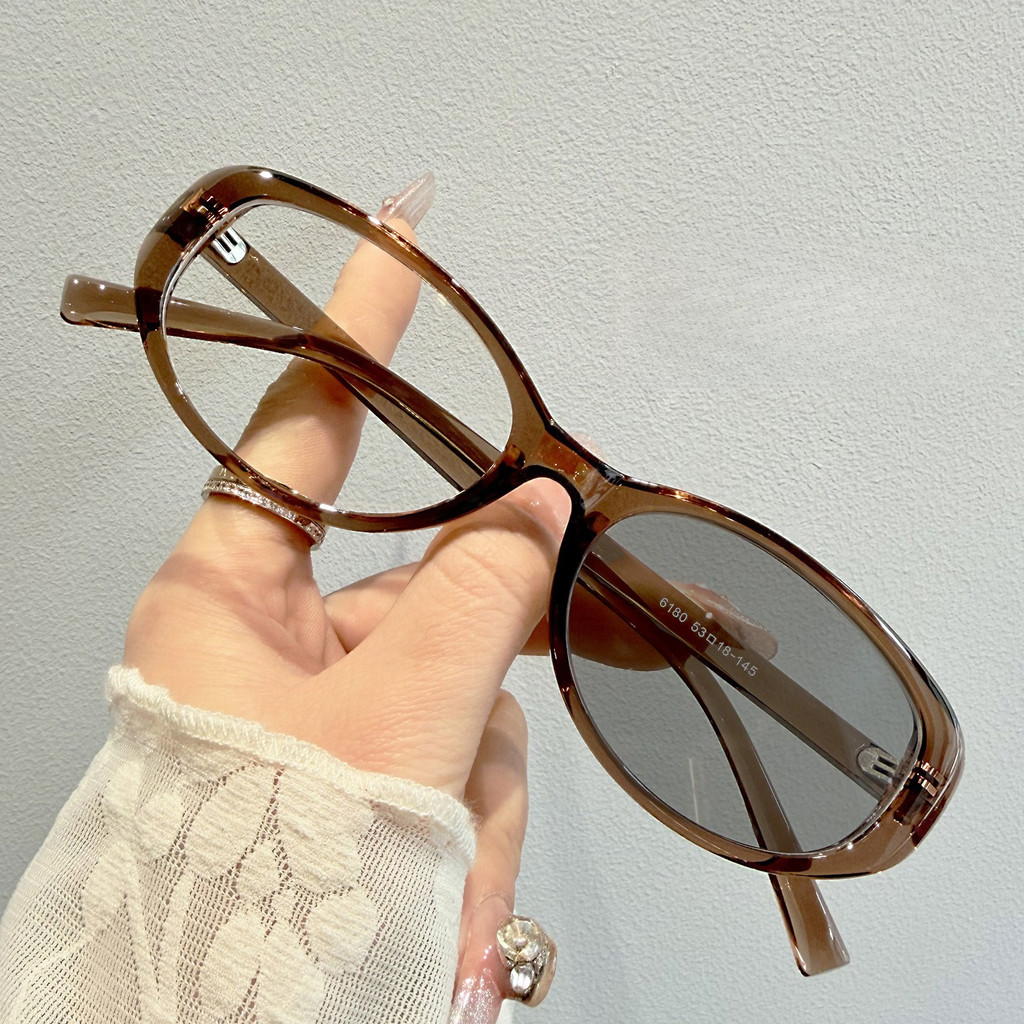 แว่นสายตาโฟโตโครมิก (-0 ถึง -4.00) และ (-0.75 ถึง -5) แบบแฟชัน สวมใส่ได้ทั้งผู้ชายและผู้หญิง สำหรับการมองเห็นระยะไกล