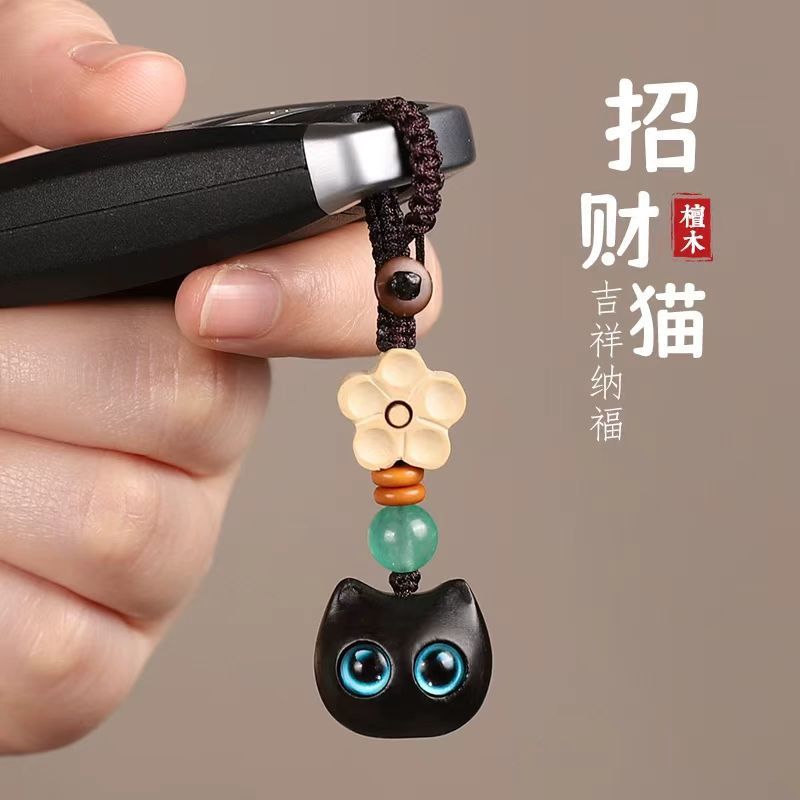 Ebony Cat พวงกุญแจรถ Lotus Play จี้เครื่องประดับ Bell ไม้แกะสลักลูกแมวโซ่โทรศัพท์มือถือ-q116 JDE9