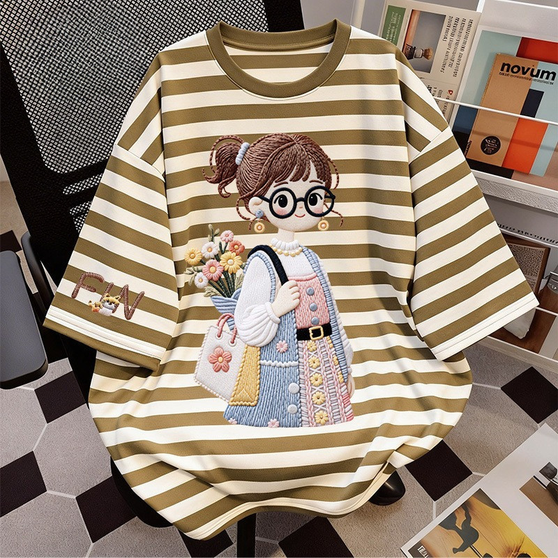 Top.street [COD]เสื้อยืดลายทาง แบบหลวม ยอดนิยม แมทช์ลุคง่าย สินค้าใหม่! 'FIN girl' 2026