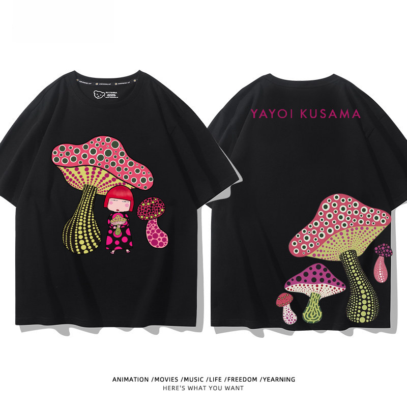 เสื้อยืดแขนสั้นสีดำจากญี่ปุ่น พิมพ์ลายจุดโพลค่าโดตและภาพเห็ดศิลปะของ Yayoi Kusama