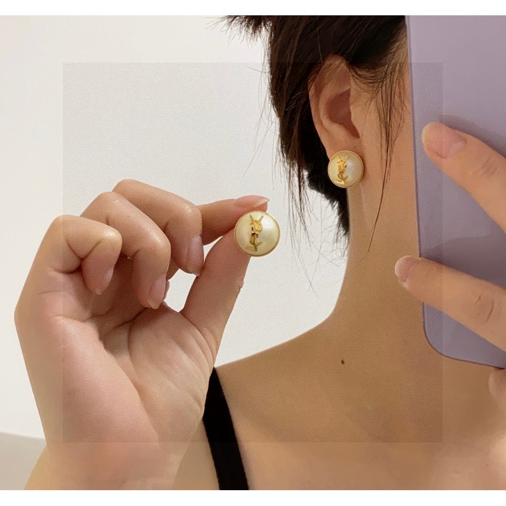 ต่างหูไข่มุกสีเบจ VL8K