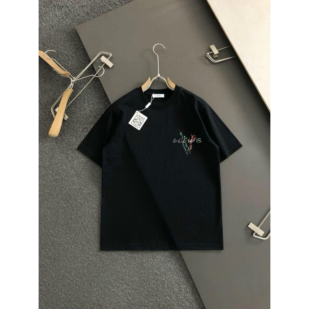 เสื้อยืดแขนสั้น Loewe สไตล์แฟชันเนื่องจาก Loewe เหมาะสำหรับทั้งลำลองและทำงาน ดีไซน์หลวมๆ ตามเทรนด์