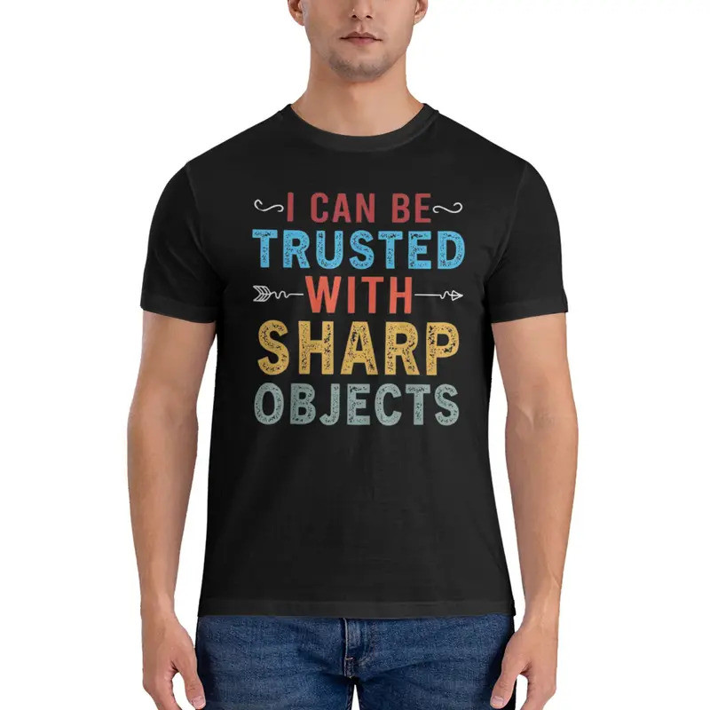 เสื้อยืดผู้ชายลาย "I Can Be Trusted with Sharp Objects" ผลิตจากผ้าฝ้าย คอกลม แขนสั้น ขนาด S-6XL