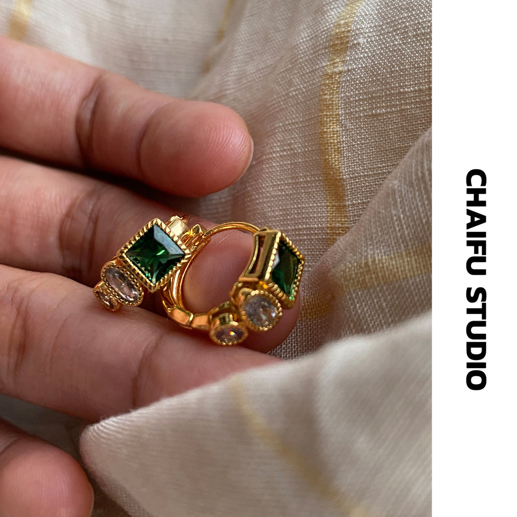 Fanxing Studio/R815 INS Retro Metal Edge Emerald Zircon ต่างหูขนาดเล็ก High-End ต่างหู