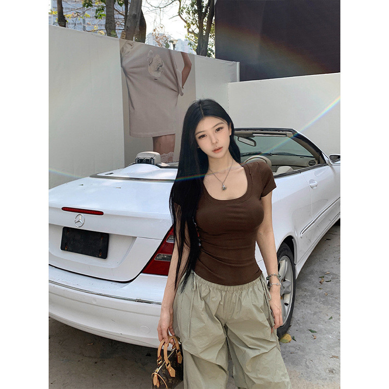 เสื้อยืดแขนสั้น U-คอ สีขาวยามเย็นสำหรับผู้หญิง สไตล์Slim-fit ออกแบบมาเพื่อความสวยงามและไม่เหมือนใคร 