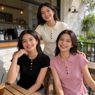 เสื้อโปโลแขนระบายทรงเข้ารูป ช่วยพรางหุ่นให้ดูผอมเพรียวและดูม…