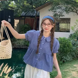 Chili Koko จัดส่งรวดเร็ว เสื้อเชิ้ตแขนสั้นตุ๊กตาหวาน คอลเลคชั่นฤดูร้อนใหม่ ทรงหลวม เสื้อเชิ้ตลายสก๊อตสีน้ำเงิน ปี W700