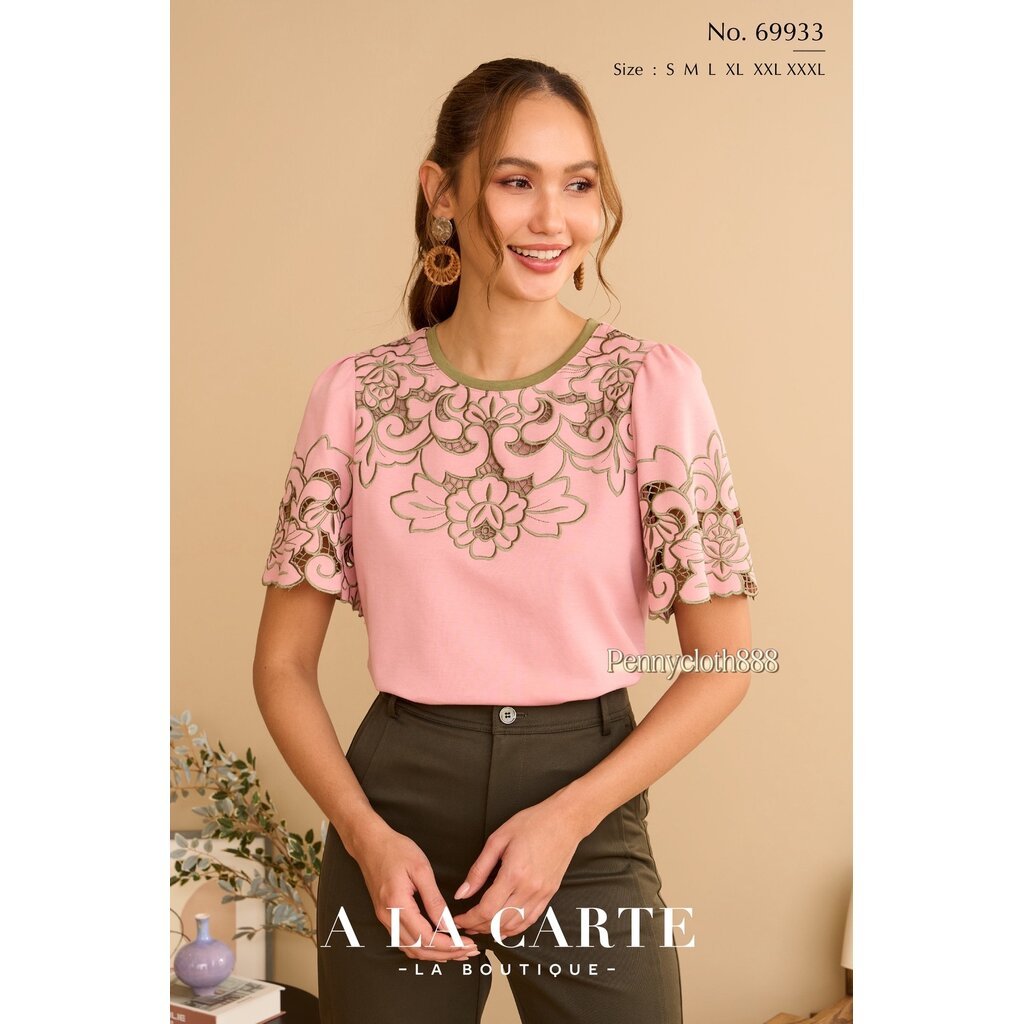 เสื้อยืด A La Carte รหัส 69933 คอกลม แขนสั้น ผ้าคอตตอนเนื้อนุ่ม ใส่สบาย งานปักฉลุ ขึ้นใหม่ มีซับด้านหน้า