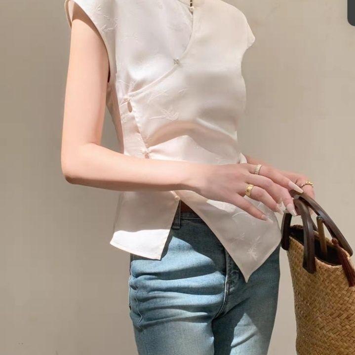 เสื้อกี่เพ้าสไตล์จีนใหม่ สีขาว แขนกุด ทรงกระชับ ออกแบบเฉพาะแบบ เพื่อสตรีที่สง่า
