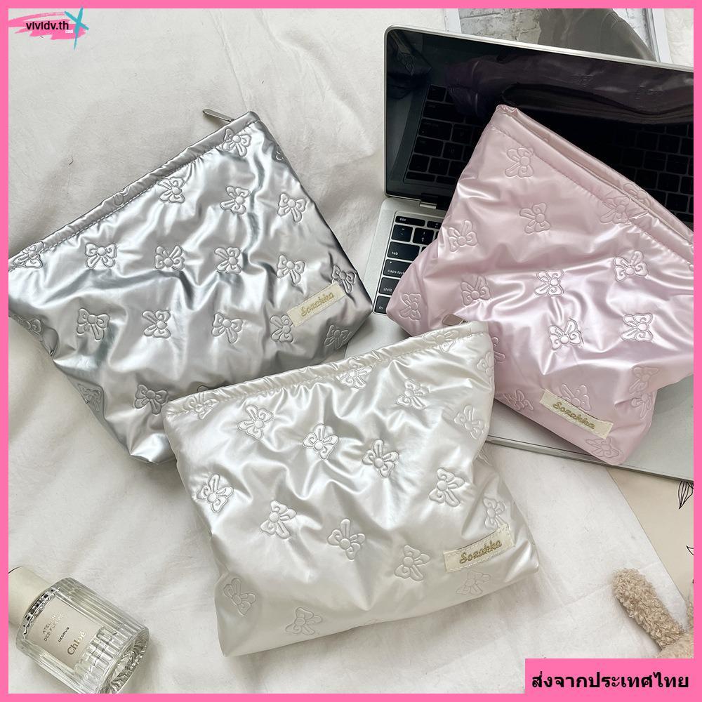 จัดส่งจากประเทศไทยVIVIDV Quilted Cosmetic Bag, Large Capacity Love Bow Skincare Products Pouch, Cute Inner Pocket Multifunctional Waterproof Makeup Lipstick Storage Bag Travel