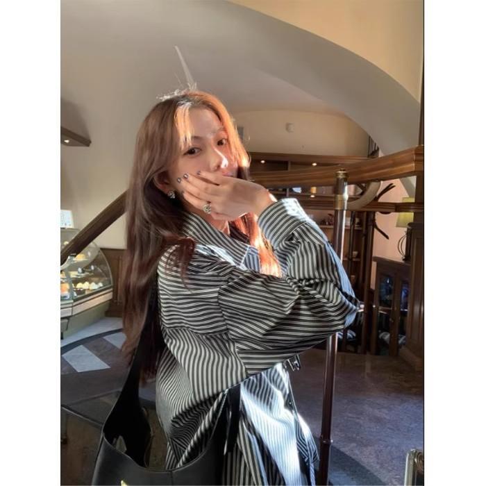 เสื้อเชิ้ตแขนยาวลายทางงานปักน่ารักๆตรงอก ผ้าดีใส่สบายไม่ร้อน กันแดด สไตล์เกาหลี-พร้อมส่งจากไทย-รุ่นW580