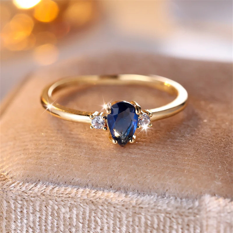 Minimalist Pear Cut Royal Blue Stone Water Drop Zircon ซ้อนแหวนบางสําหรับผู้หญิงสีทองหญิงงานแต่งงานเ