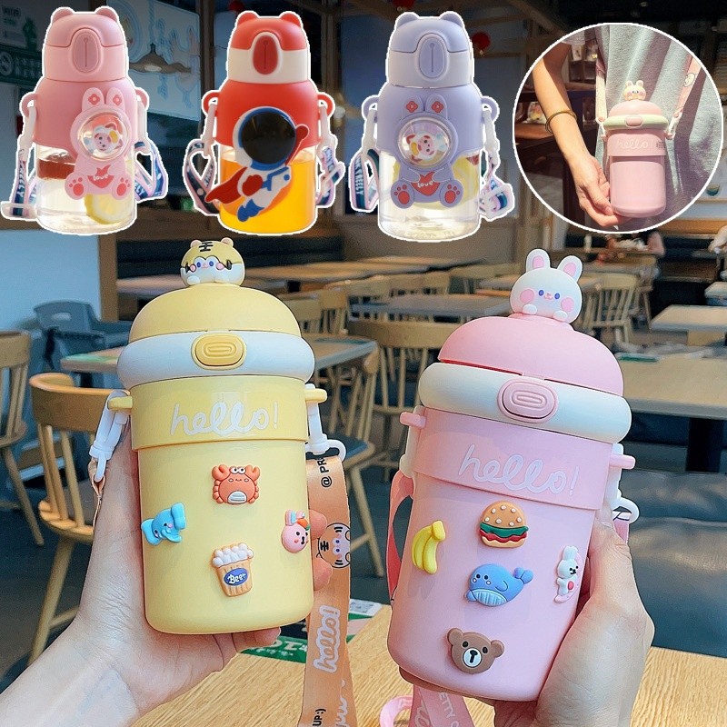 COD 500ml-600ml ขวดน้ำสำหรับเด็ก สายสะพายนุ่ม สะดวกในการพกพา ลายการ์ตูนโดนใจ ดูดง่ายด้วยหลอด