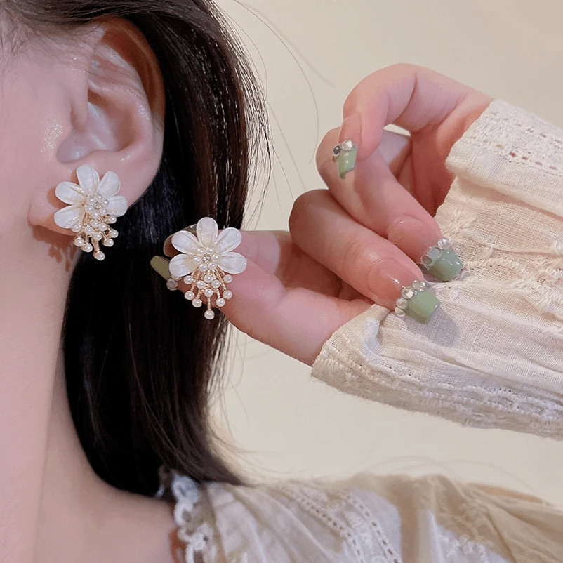 ต่างหูสไตล์ใหม่จากเงิน 925 ออกแบบเหมือนดอกไม้ สำหรับคนที่ชอบความหรูหรา