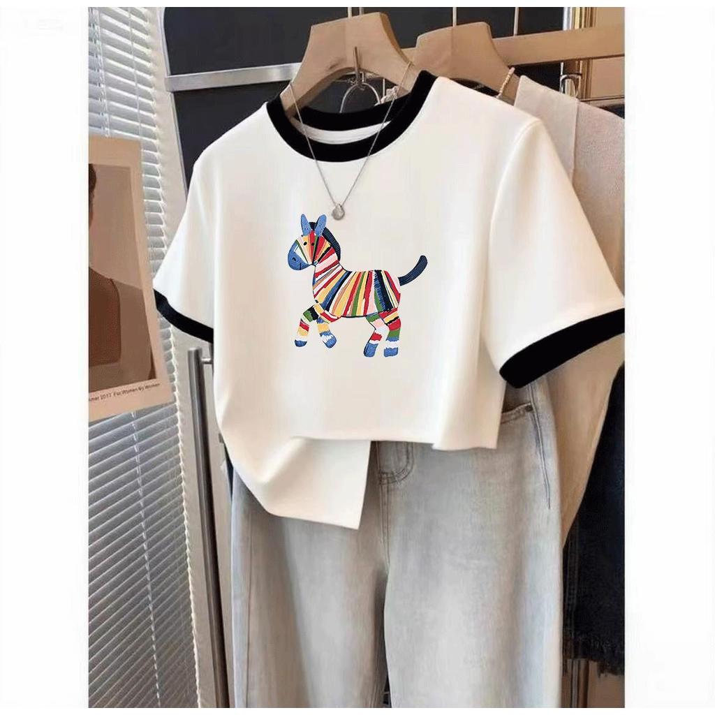 【S-2XL】เสื้อยืดแขนสั้นคอวงกลม ปริ้นลายม้าสีหลากสี แขนเสื้อขอบตัดสี สไตล์คลาสสิกน่ารัก【กรุงเทพจัดส่งสินค้า】