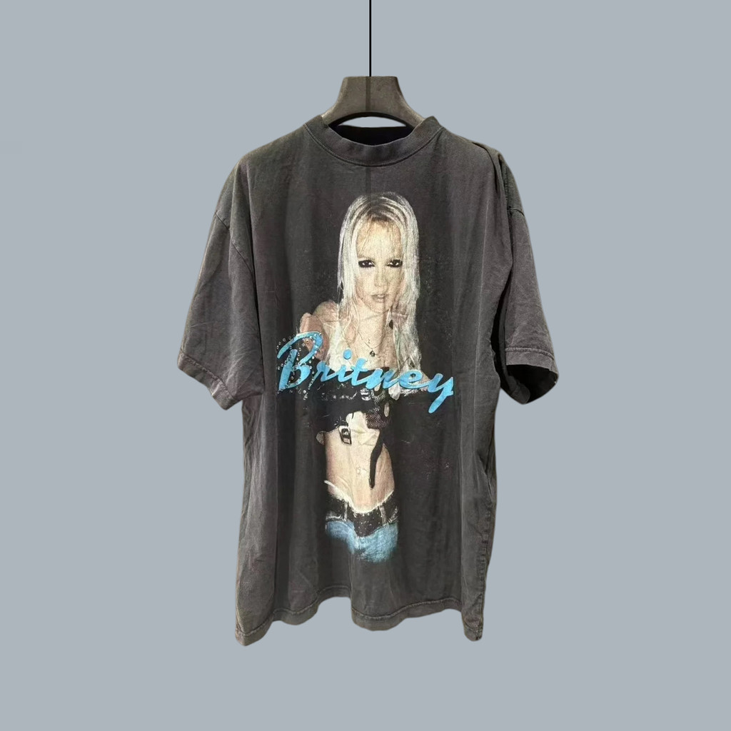 ชุดคอลเลกชันใหม่สำหรับทั้งชายและหญิง ในสไตล์เสื้อยืดลายคลุมขนาดใหญ่