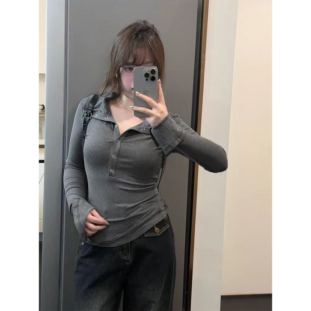 <Moss Queen> เสื้อยืดแขนยาวคอปกครึ่งเปิดสีน้ําเงินพร้อมแขนบานกรีดเสื้อฐานชั้นด้านในด้านบน