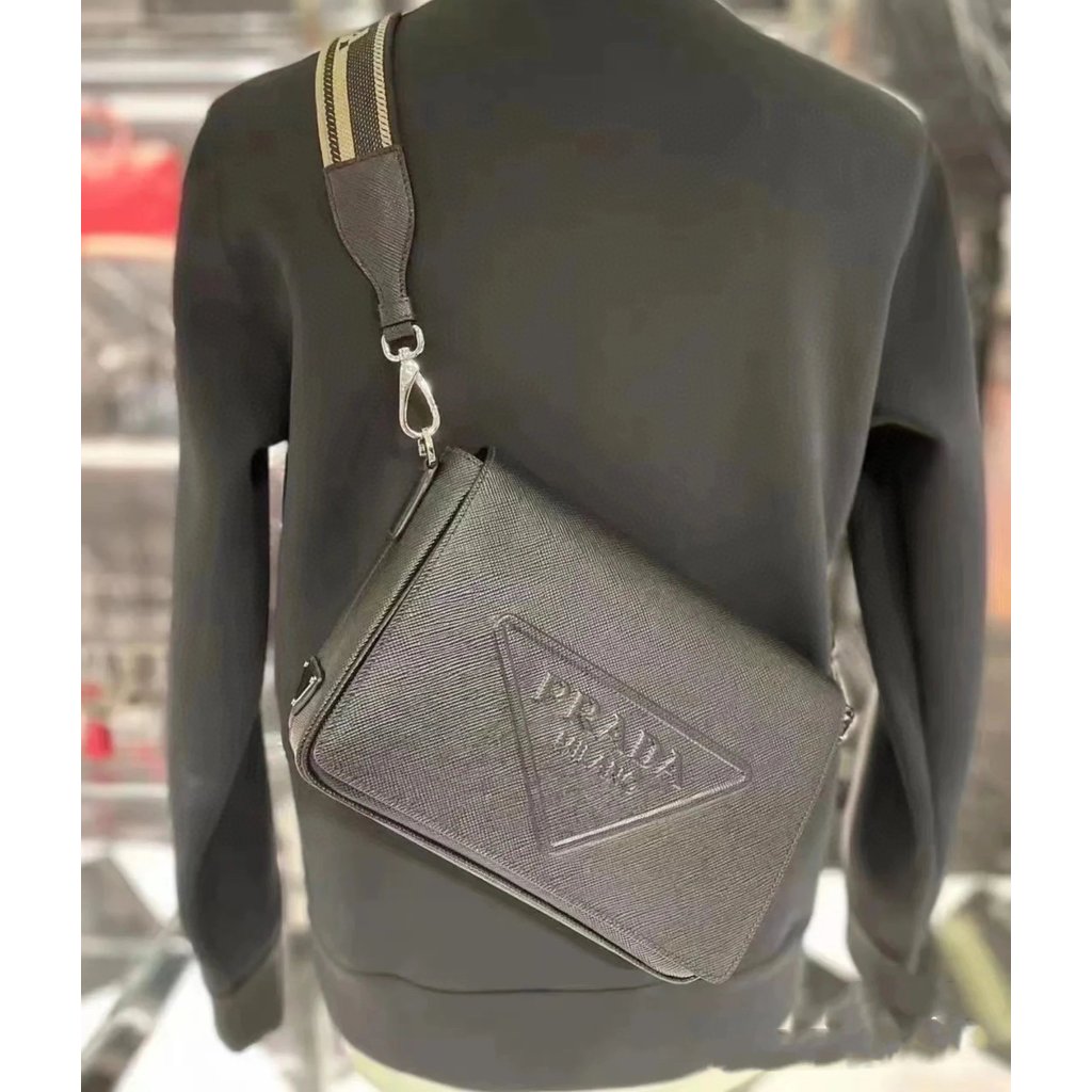 กระเป๋า Prada Cross Grain Cowhide Messenger Bag กระเป๋าสะพายไหล่กระเป๋าผู้ชาย