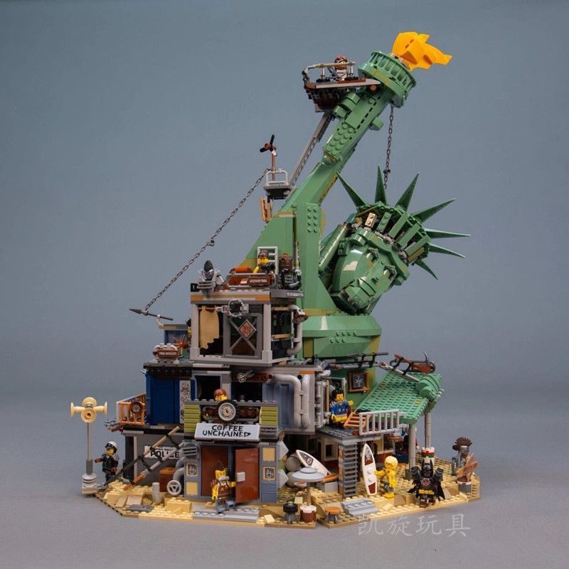 ปราสาทซูเปอร์ฮีโร่ Avengers Doomsday รูปปั้นยุบของ Liberty ประกอบโมเดลบล็อกตัวต่อปราสาทของเล่น