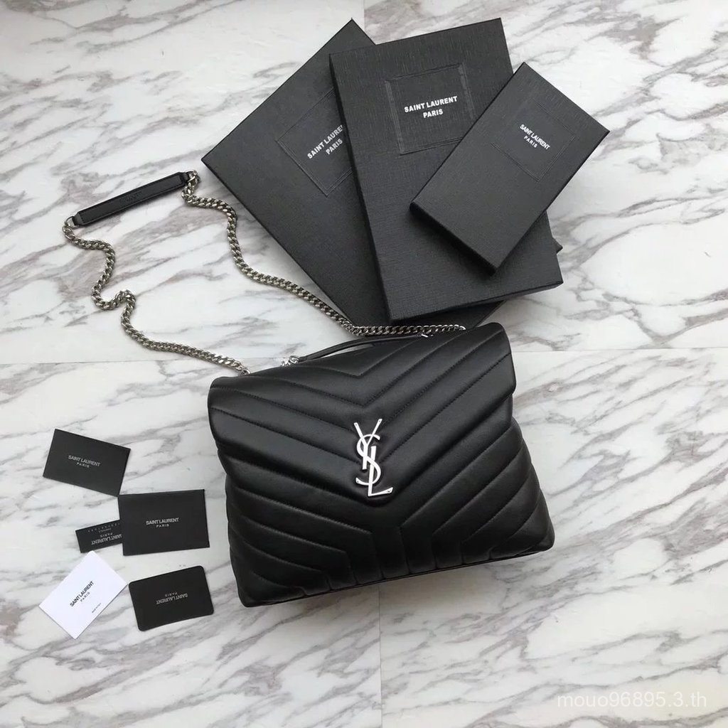 กระเป๋าสะพาย YSL ทรงคลาสสิก หนังแท้และเหล็กหล่อโลโก้ YSL พร้อมสายสะพายแบบโซ่