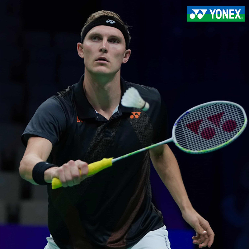 ไม้แบดมินตัน Yonex Astrox 100 ZZ Series ผลิตจากเส้นใยคาร์บอน ออกแบบเพื่อเกมรุก โดยได้รับการใช้งานจาก