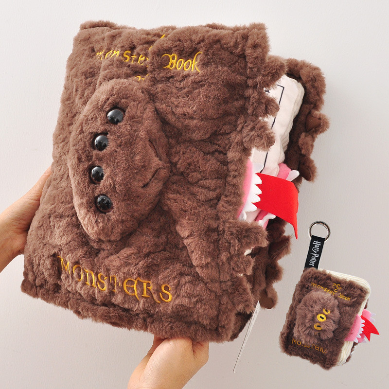 Magic Monster Book Plush & Pillow – ของเล่นตุ๊กตาสั้นนุ่ม, สะสมแนวมหัศจรรย์น่ารัก, ของขวัญสําหรับคนรักแฟนตาซี (10 ซม./35 ซม.)