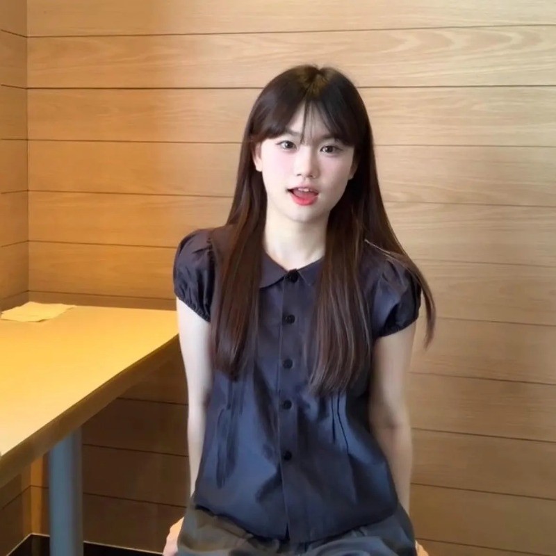 shayne-ท็อปส์ซูสำหรับสุภาพสตรี สีทึบ ปก ปุ่มกด ประเภทรุ่น Slim Fit เรียบง่าย หวาน แฟชั่นสบาย ๆ