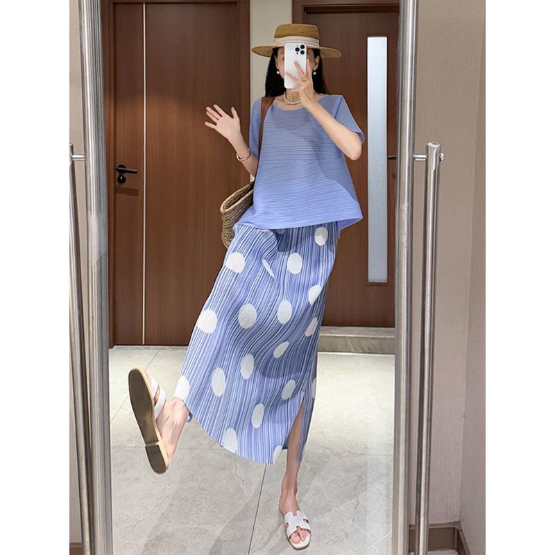 เสื้อยืดแขนสั้นและกระโปรงลายจุด Issey Miyake สำหรับฤดูร้อน