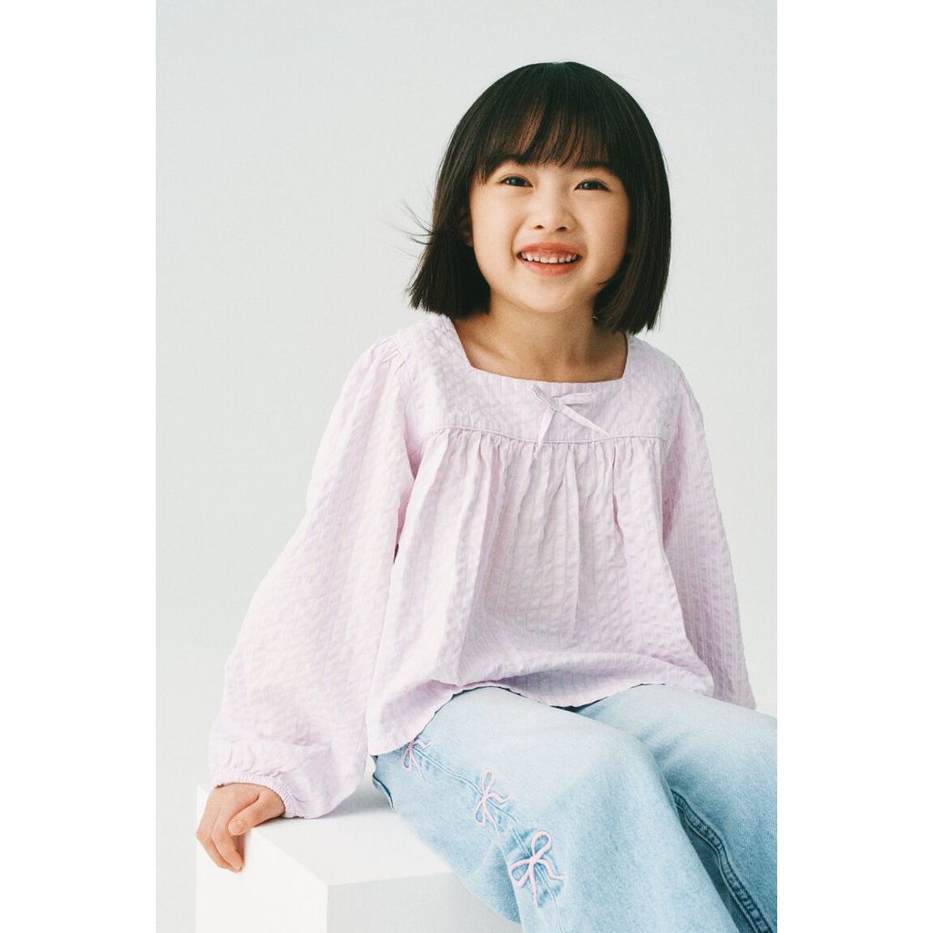 H&M(เอชแอนด์เอ็ม) เสื้อเบลาส์ผ้าซีเซอร์เกอร์คอตตอน พร้อมดีเทลโบว์ เด็กหญิง 1327597_1