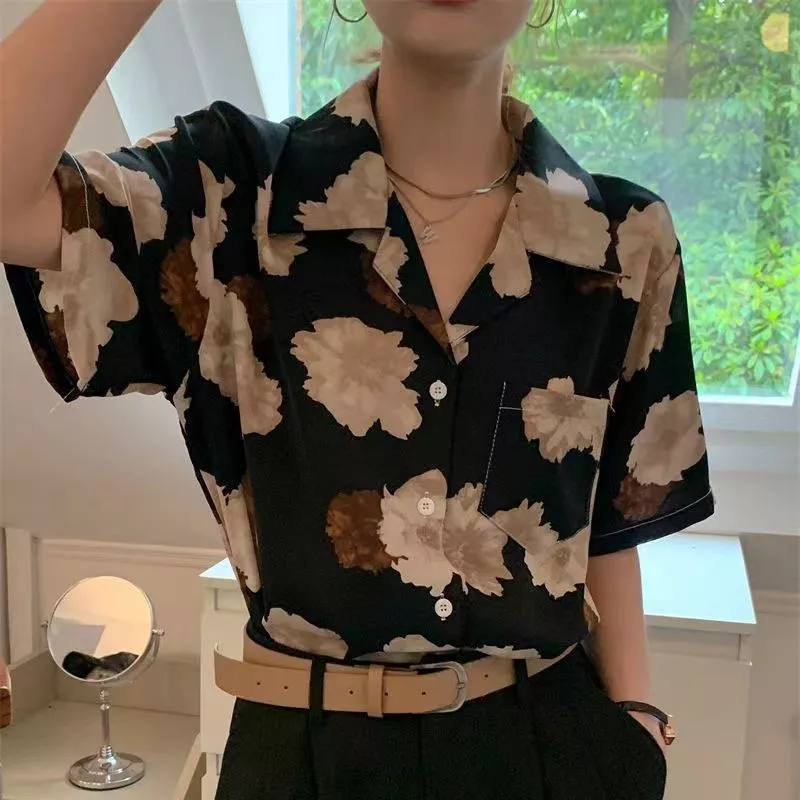 เสื้อเชิ้ตแขนสั้นคอวีลายดอกไม้ สไตล์ย้อนยุคผู้หญิง thumbnail 3