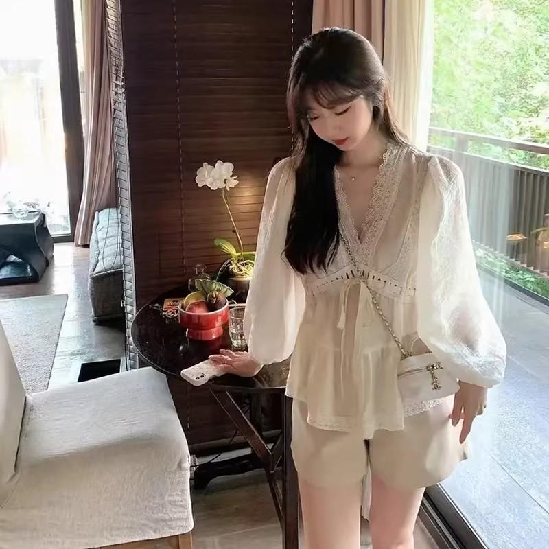เสื้อเชิ้ตแขนตุ๊ตา คอวีแต่งลูกไม้สไตล์เปอร์เซย เสื้อชฟองแฟชั่นฤดูร้อน ทรงเก็บเอวระบายชาย สวยหรูน่ารัก-รุ่น99299