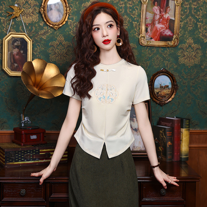 ในสต็อก ~ 2026 เสื้อยืดแขนสั้นปักลายสไตล์แห่งชาติฤดูร้อนแยกเสื้อสวมหัวรอบคอแห่งชาติอินเทรนด์ผู้หญิง 