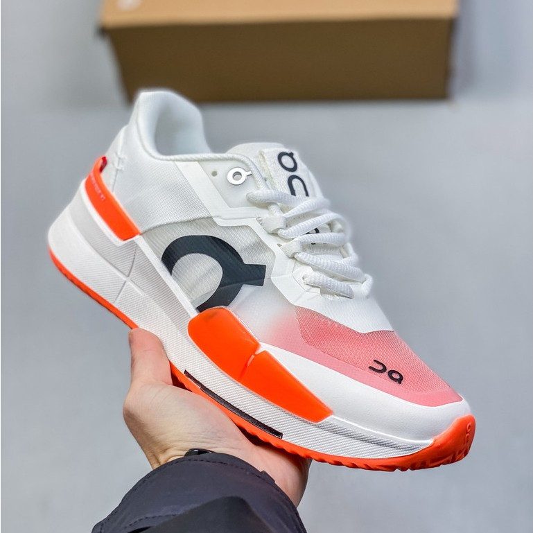 THE ROGER Pro 2 รองเท้าเทนนิสกันลื่น ทนทาน สีขาวสีส้ม เหมาะสำหรับทั้งผู้ชายและผู้หญิง XG7U