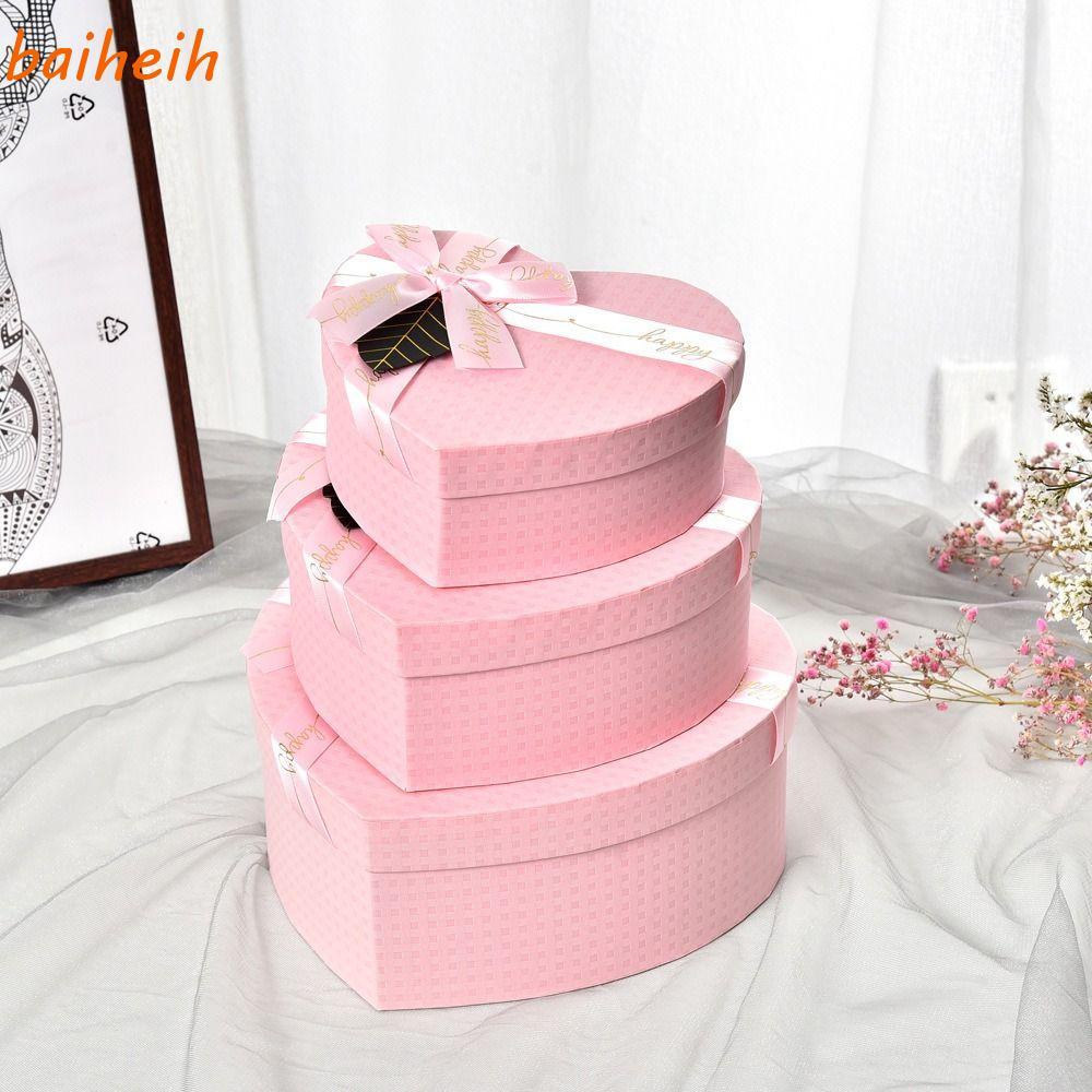 ไป่เหอ กล่องของขวัญ, ริบบิ้นผ้าไหมกุทัณฑ์กล่องบรรจุภัณฑ์สีแดงพร้อมฝาปิดกล่องนําเสนอรูปหัวใจวันวาเลนไทน์