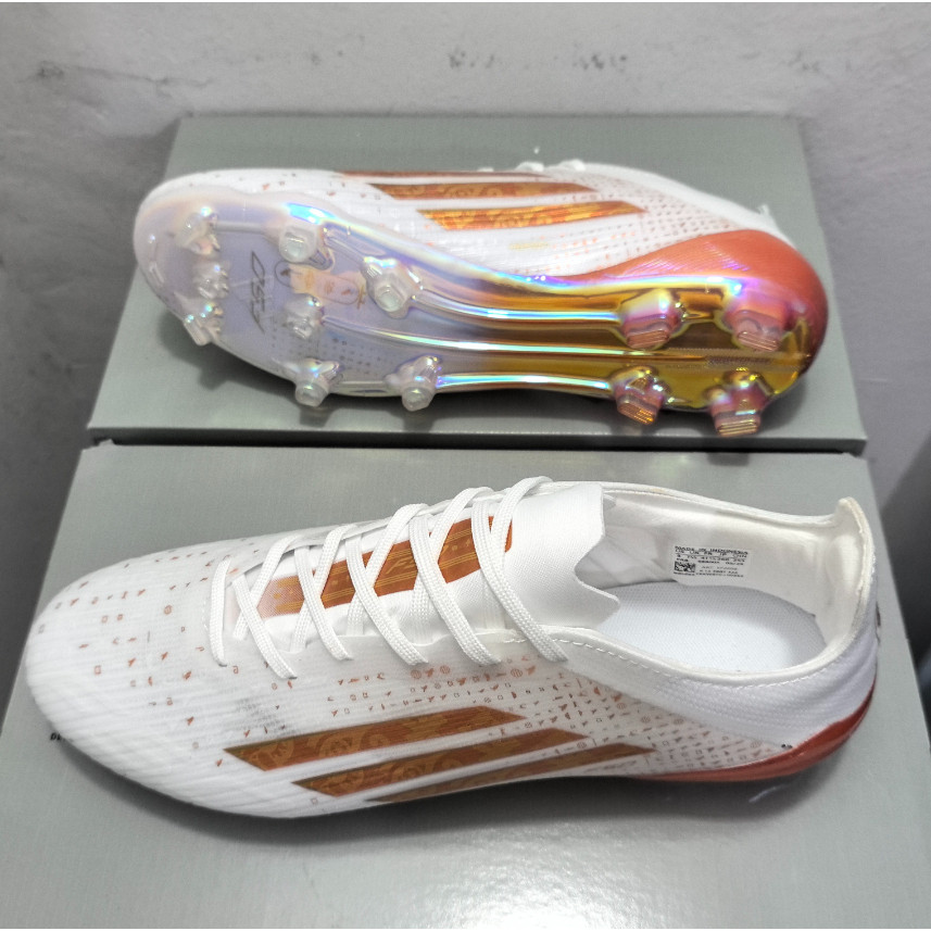 รองเท้าฟุตบอลใหม่ปี 2025 CZ ไซส์ 39-45 สีขาวและน้ำตาล ทนทาน ออกแบบมาเพื่อใช้กลางแจ้ง