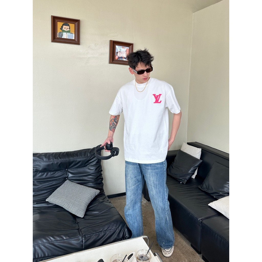 LOU & IS VU * ITTON/L & V2026 Star 2026 เสื้อยืดแขนสั้นคอกลมสไตล์คู่ผู้ชายทุกวันรอบคอเว็บไซต์อย่างเป