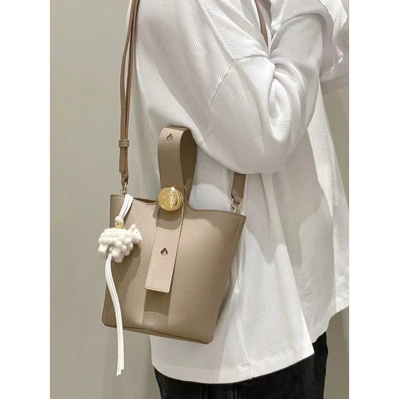 [รุ่นที่ถูกต้อง] Pebble Bucket Pebble Bucket Messenger Bucket Bag นําเข้า Cowhide Pebble Bucket