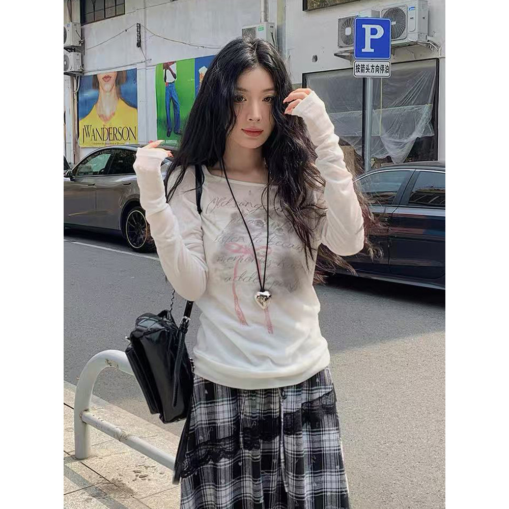 <Moses Queen> เสื้อยืดแขนยาวผ้าไหมน้ำแข็งบางสำหรับผู้หญิง ทรงเปิดไหล่ พิมพ์ลายแมวขาว กันแดด ช่วยให้ดูผอมเพรียว